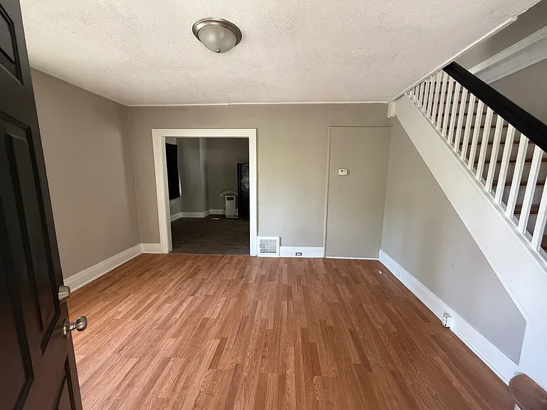467 Omar St — Photo 9