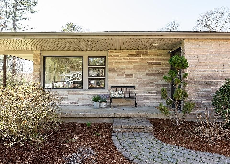 1st image of 224 Poquanticut Ave