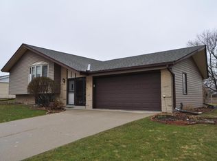 1956 Sunnyside Dr, Waukesha, WI 53186