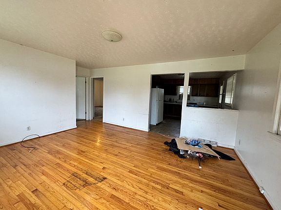 2nd image of 1861 E Marion St