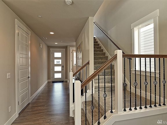 Photos are of a previous community and are for illustration purposes only to reflect typical floor plan. May depict seller enhancements. Colors, finishes and options may vary.