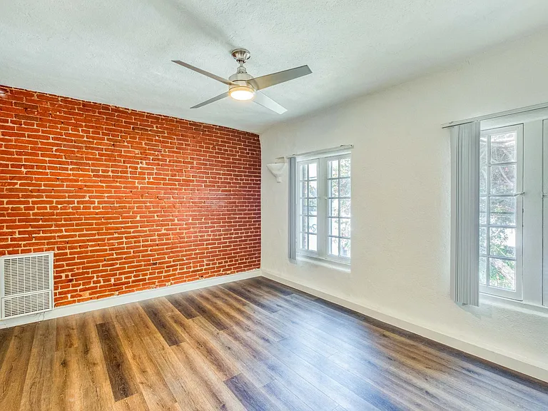 Gordon Street Apartments — Photo 9