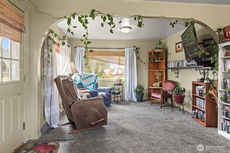 3rd image of 409 E Alder Avenue