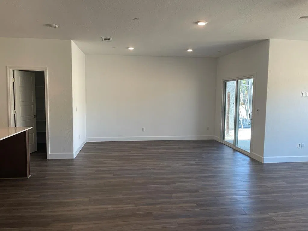 346 N Laverne Ave — Photo 3