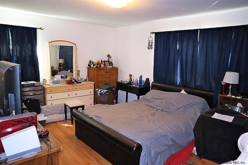 5th image of 142 WILLOW CREEK Avenue
