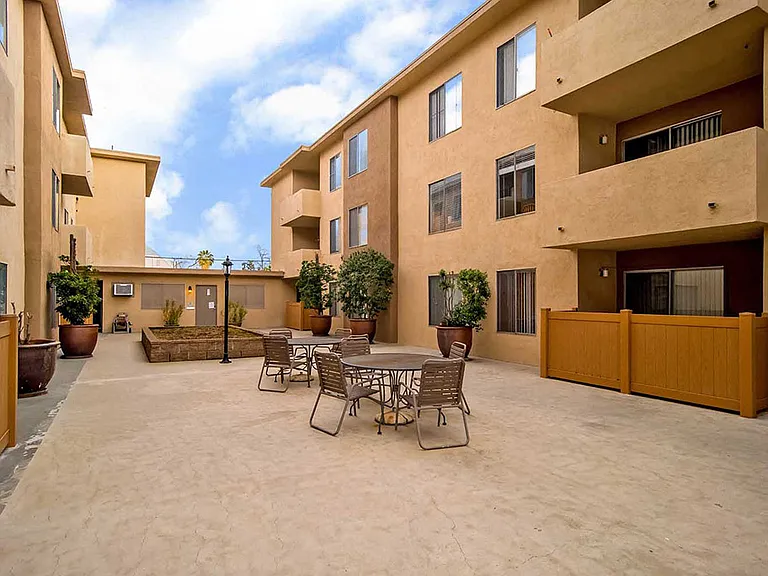 Los Robles Apartments — Photo 57