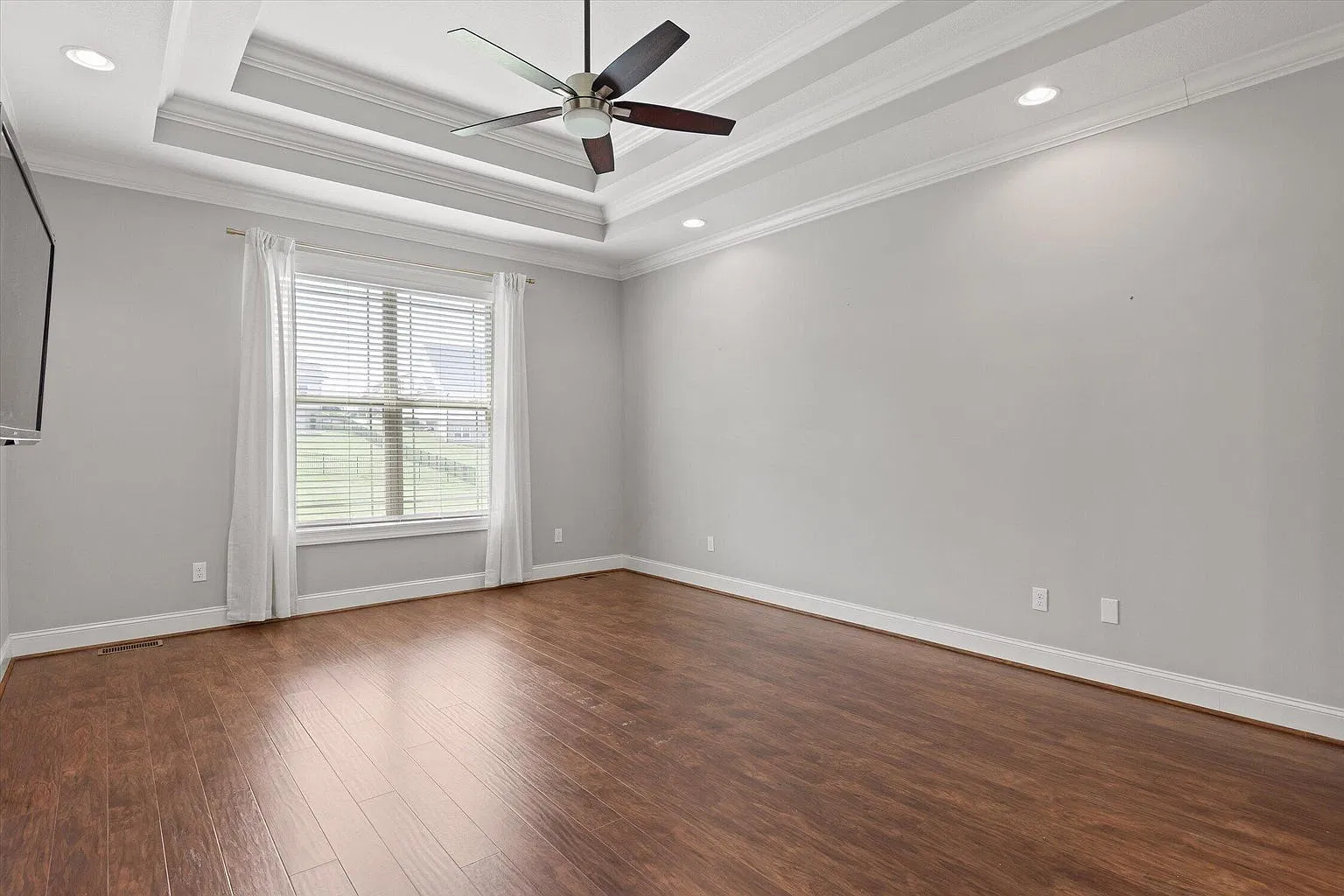 4 bed, 2353 sqft, $3,300 — Photo 2