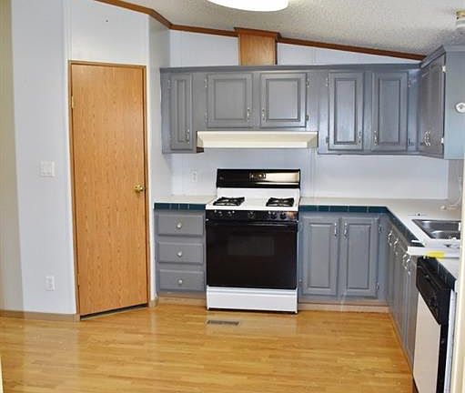 3rd image of 472 Park St