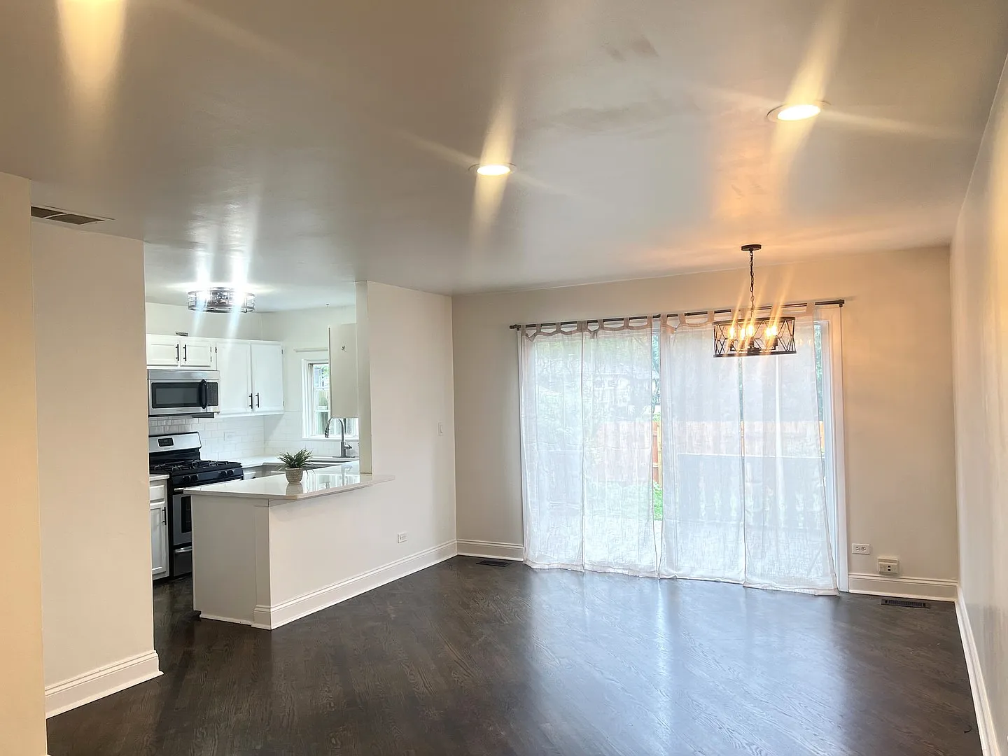 2 bed, 1.5 bath, 1050 sqft, $2,300 — Photo 4