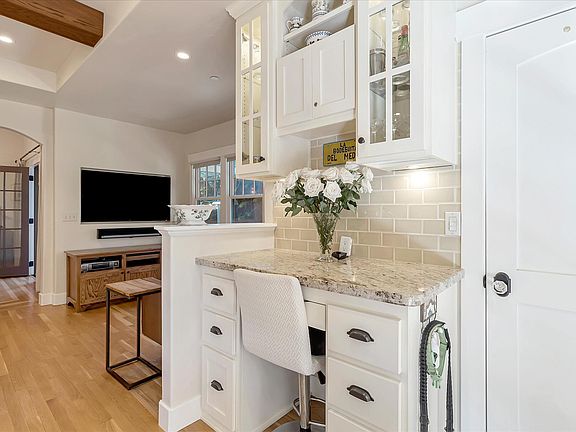 4th image of 1568 Mariposa Ave