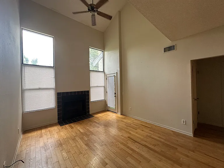 2050 San Marcos Dr SE #215 — Photo 2