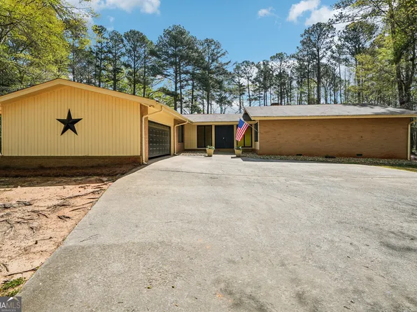 121 Cannongate Cir, Sharpsburg, GA 30277