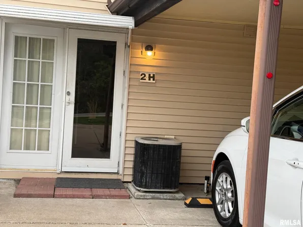 1936 Canterbury Dr #2H, Washington, IL 61571