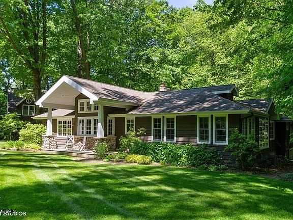 2nd image of 6657 Lake Ln