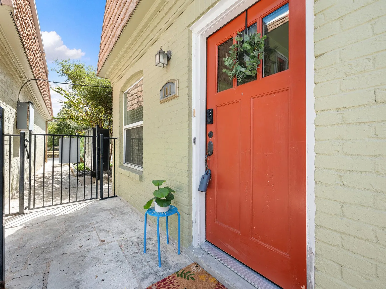 2 bed, 1.5 bath, 950 sqft, $2,250 — Photo 3