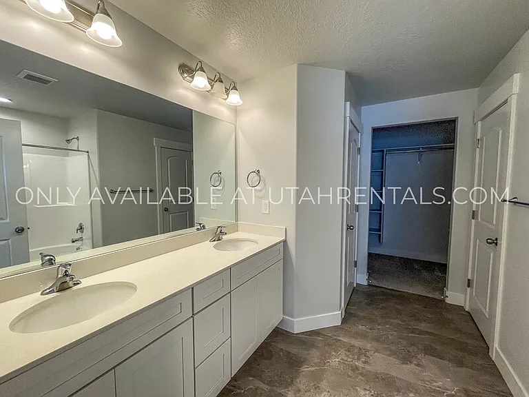 4237 W 2010 N — Photo 13