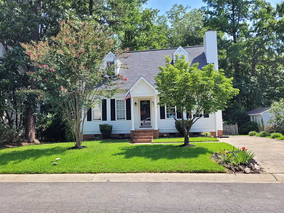 4212 Bluffs Ln