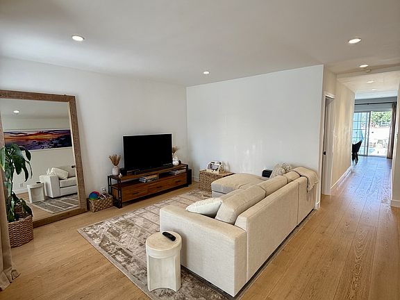 4th image of 3964 McLaughlin Ave