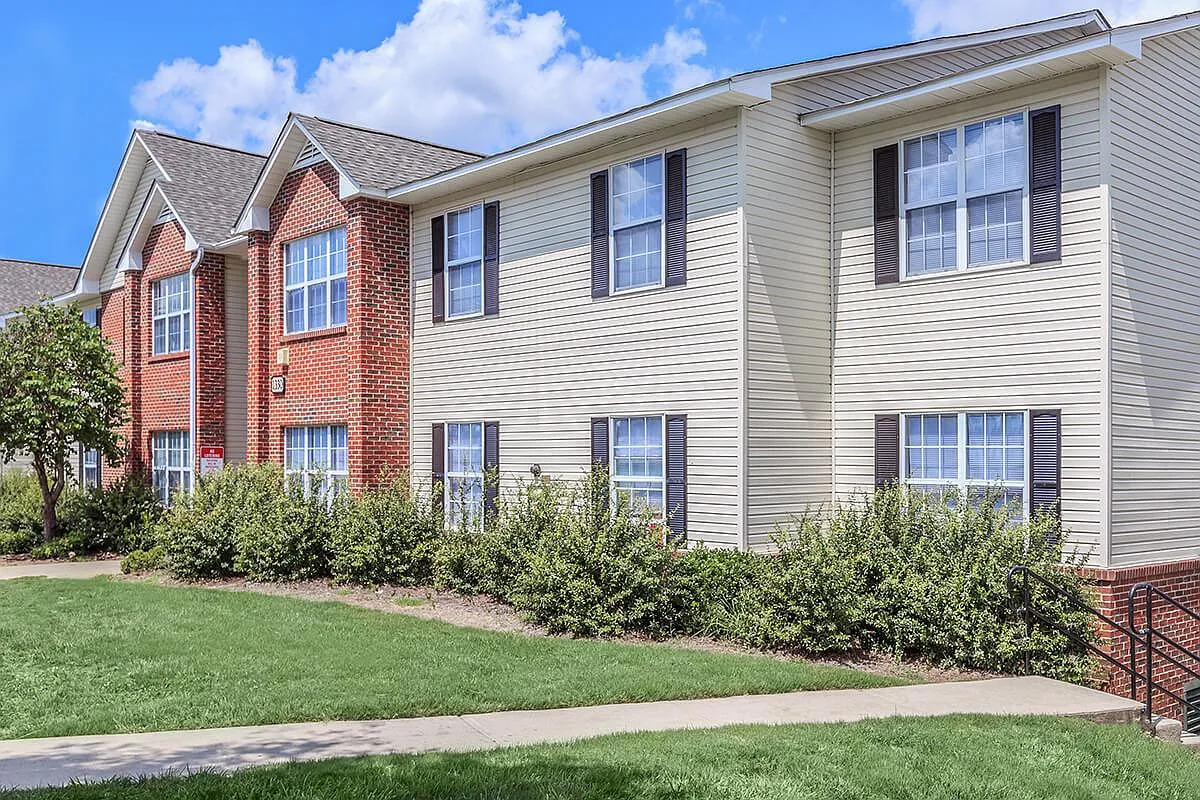 Laurelwood Park Apartments — Photo 1