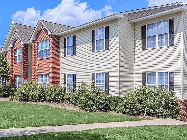 Laurelwood Park Apartments — Photo 1