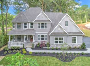 4 Greenbriar Dr, Elizabethtown, PA 17022