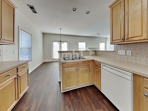 4th image of 37 Farm Brook Way