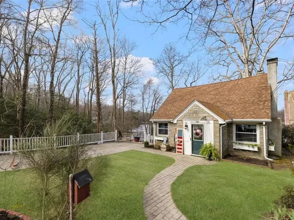 396 Lake Washington Dr, Glocester, RI 02814