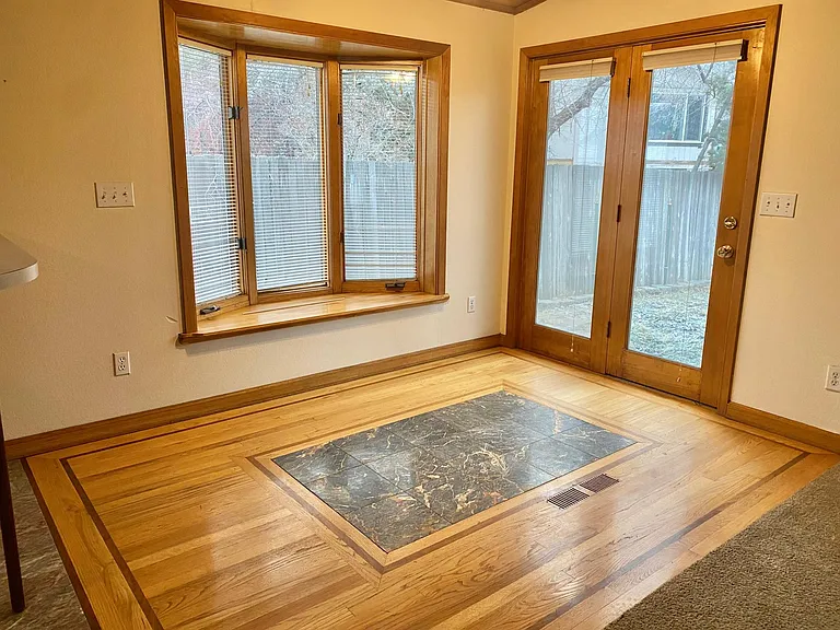 2816 NE Lapoint Ct — Photo 8