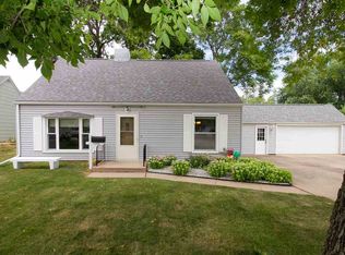 1046 27th St NE, Cedar Rapids, IA 52402