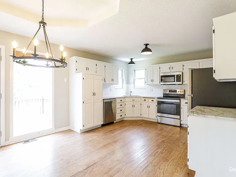 3706 NE 81st Ter — Photo 3