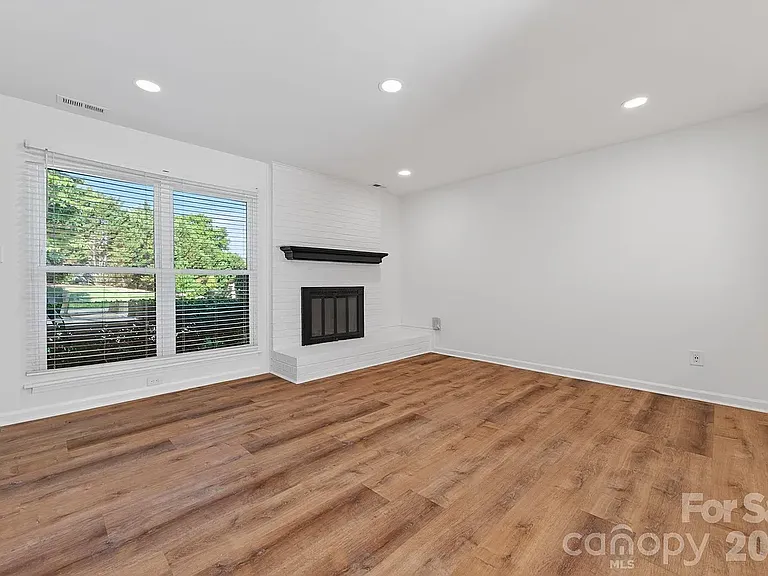 11017 Carmel Crossing Rd — Photo 4