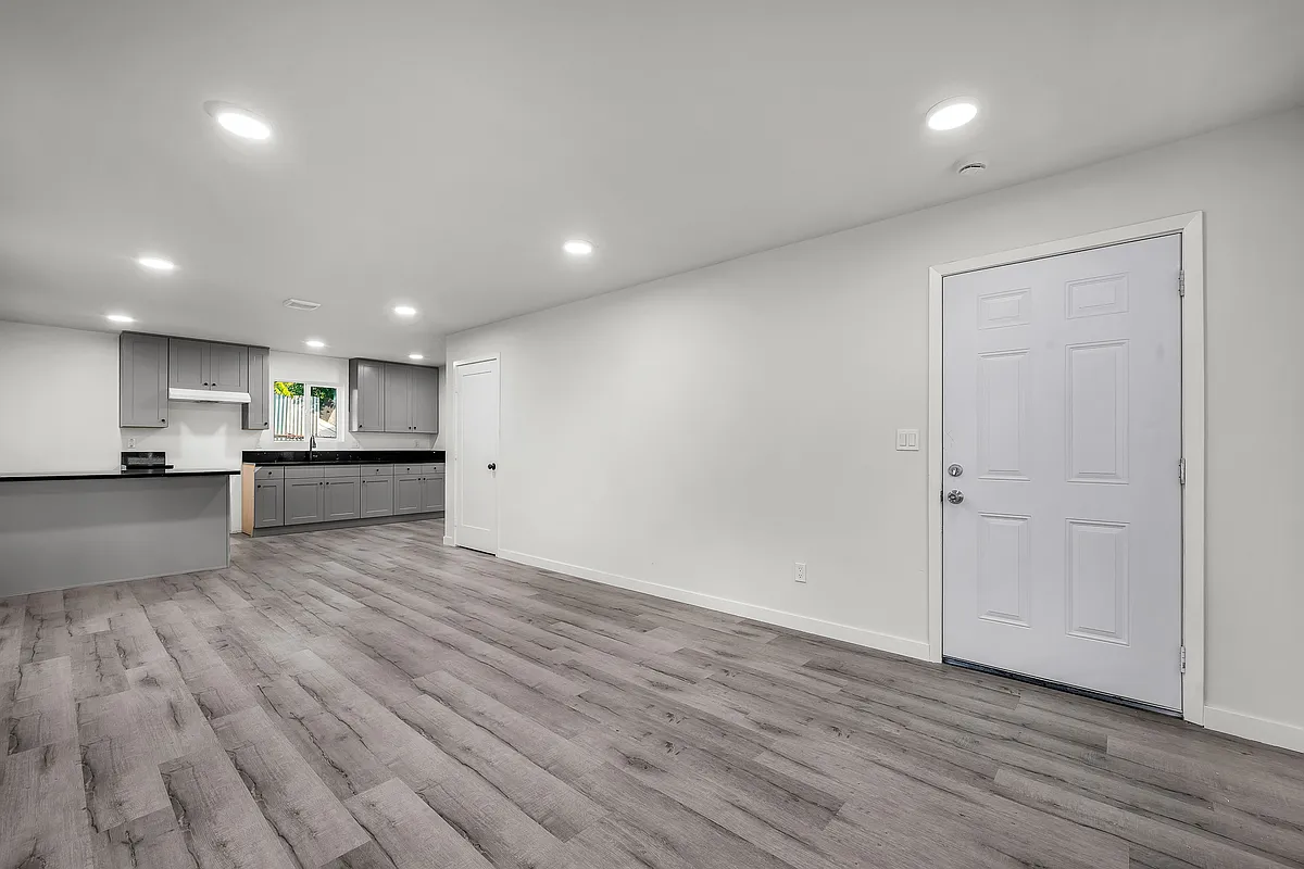 Building Photo - 5844 Denver Ave #A