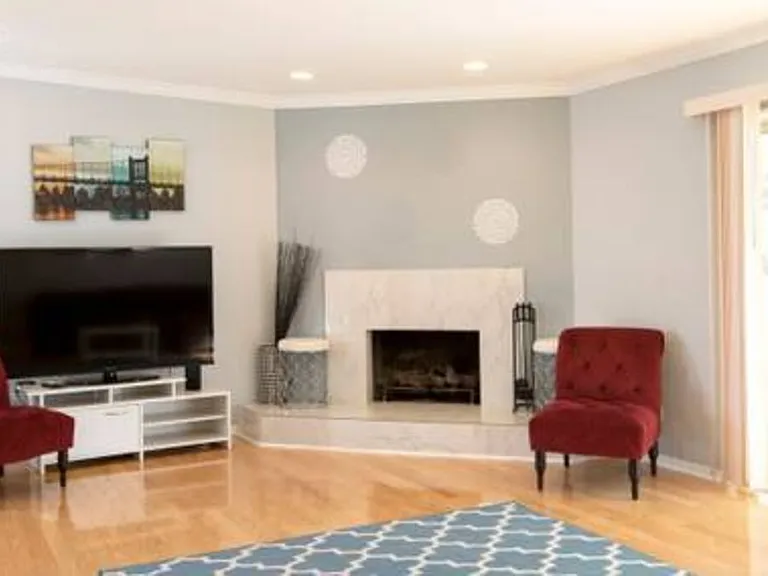5049 Serrania Ave — Photo 12