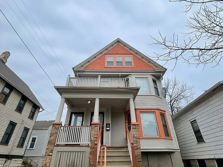 122-124 E Lloyd — Photo 7