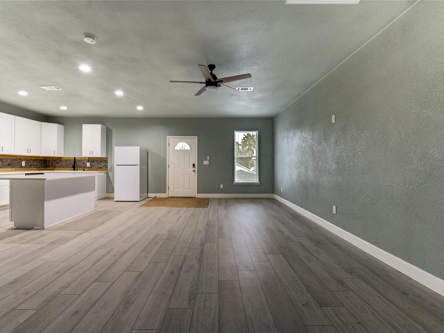 3 bed, 2.0 bath, 1345 sqft, $1,800 — Photo 4