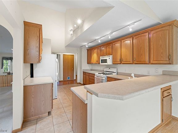 3rd image of 898 Devonwood Dr