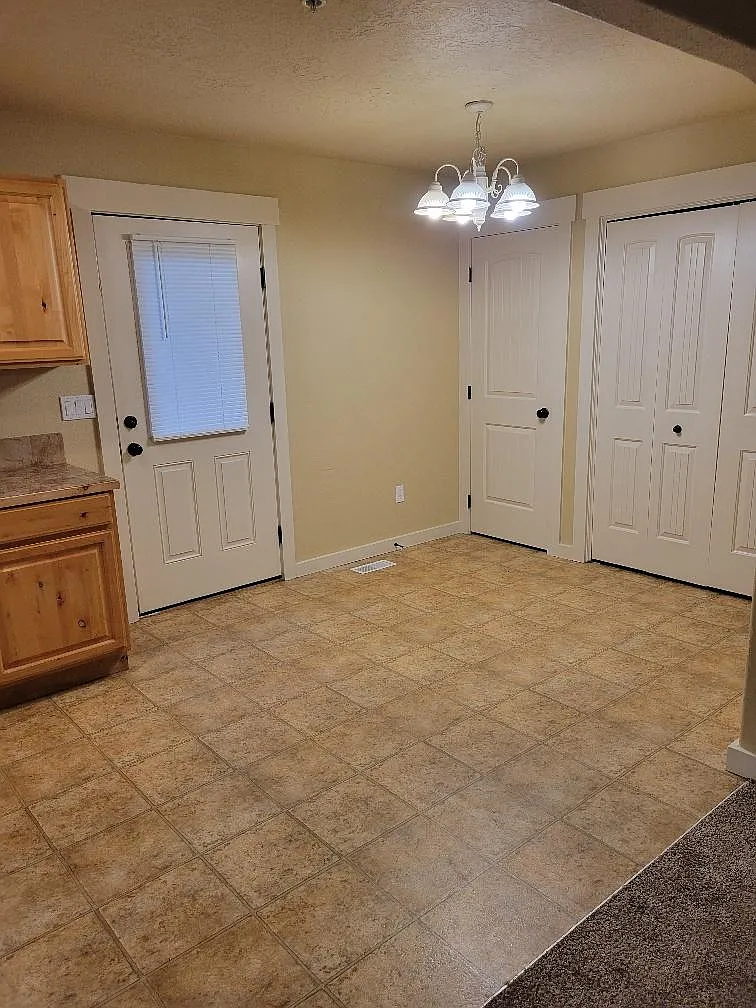 3 bed, 1.5 bath, 1351 sqft, $1,500 — Photo 2