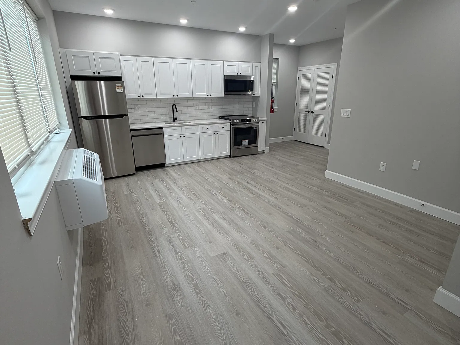 Studio, $1,381 — Photo 3