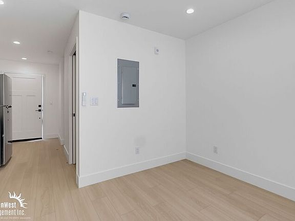 3rd image of 3075 Hawthorn St #2