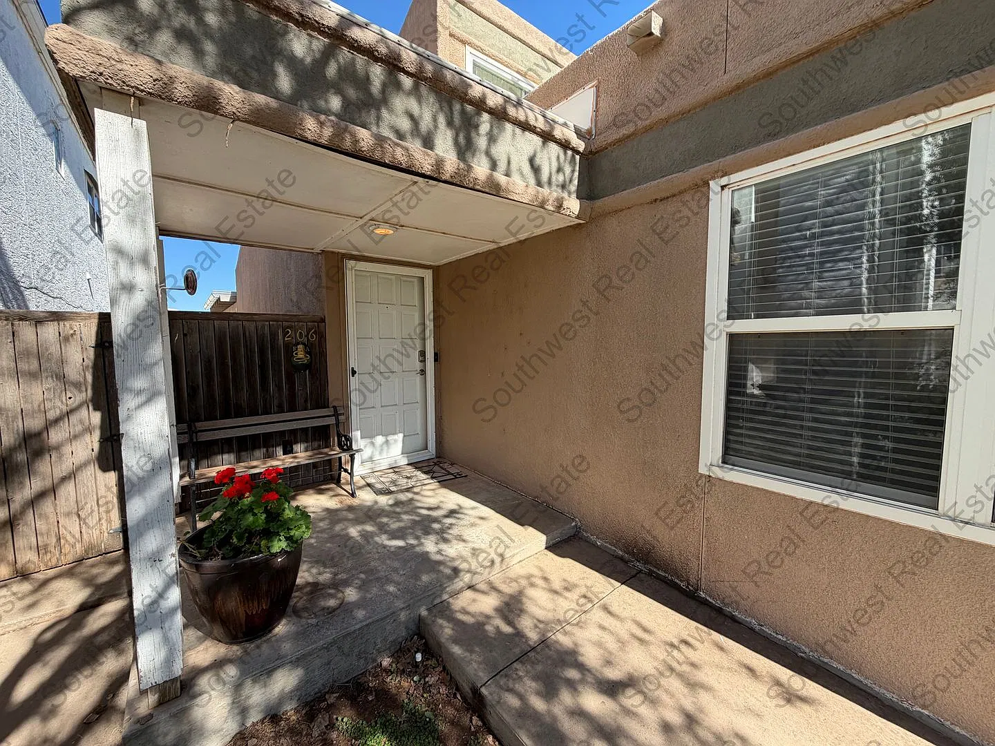Like New Inside! 2 Bed 2 Bath 2 Car - Fully Furnished — Photo 2