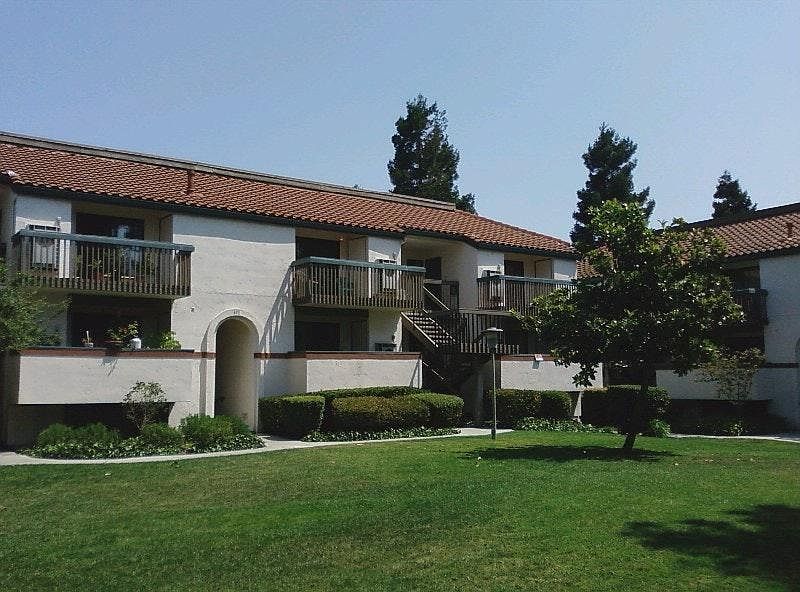 Green area in front of Condo=First floor END UNIT