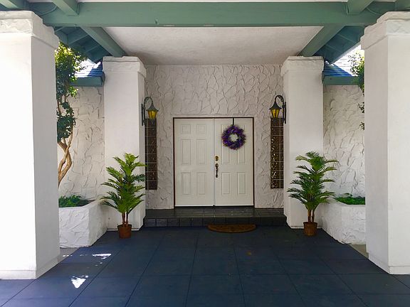 Private 2,500 SF courtyard