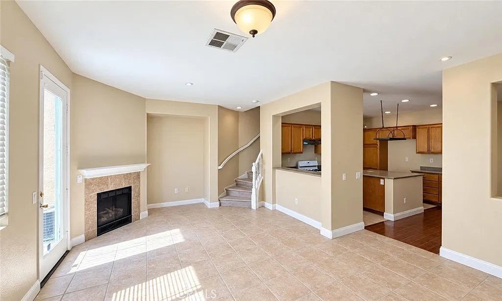 3 bed, 2.5 bath, 1468 sqft, $2,995 — Photo 4