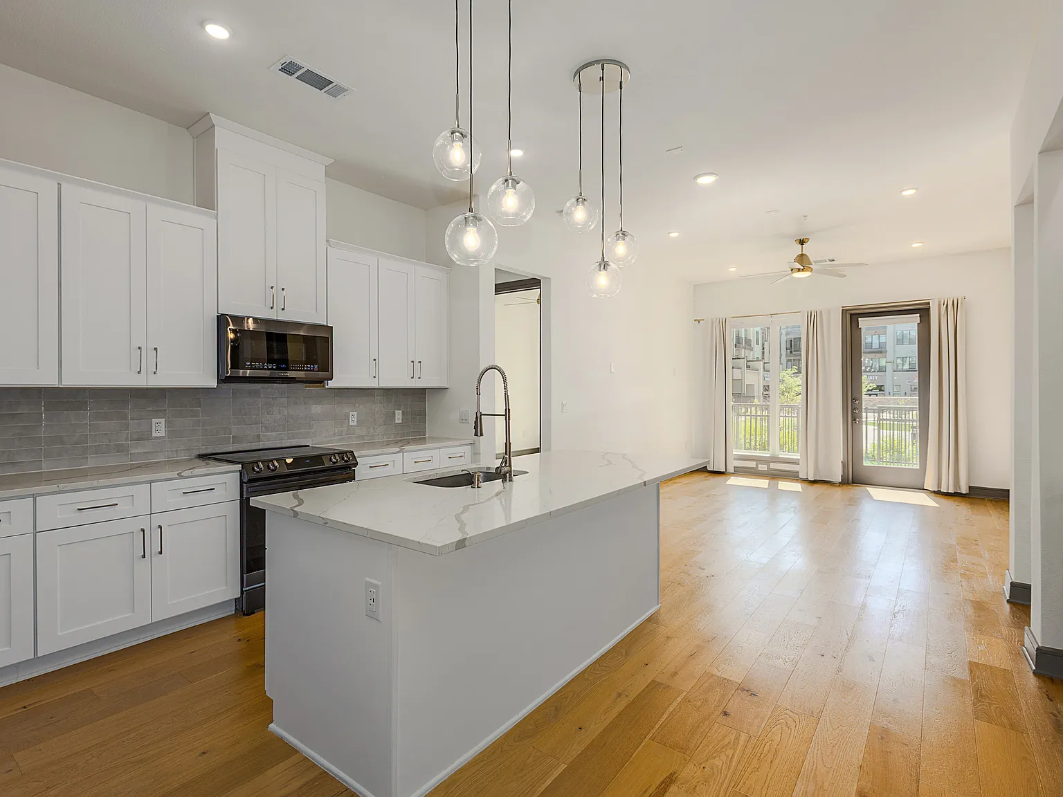 2 bed, 1273 sqft, $2,100 — Photo 1
