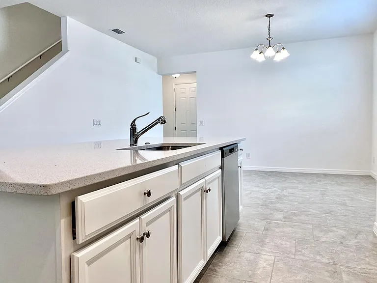 924 Avenal Ln — Photo 10
