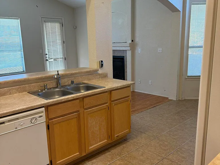 10899 Northview Dr — Photo 4