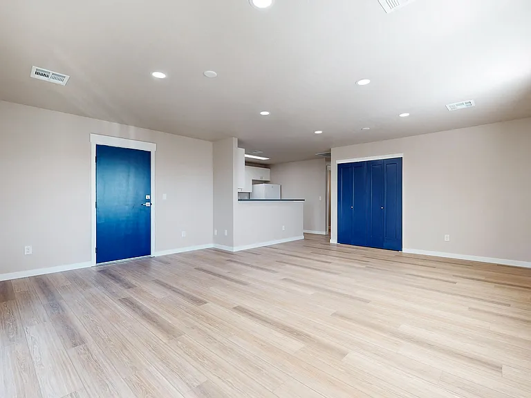 1027 Eagle Dr — Photo 2