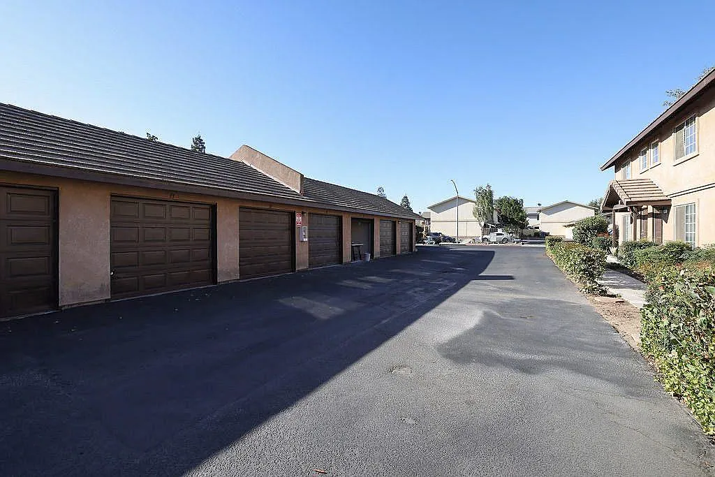 2 bed, 1.5 bath, 850 sqft, $1,895 — Photo 2