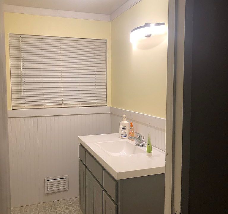 1st image of 122 E Inlet Cir
