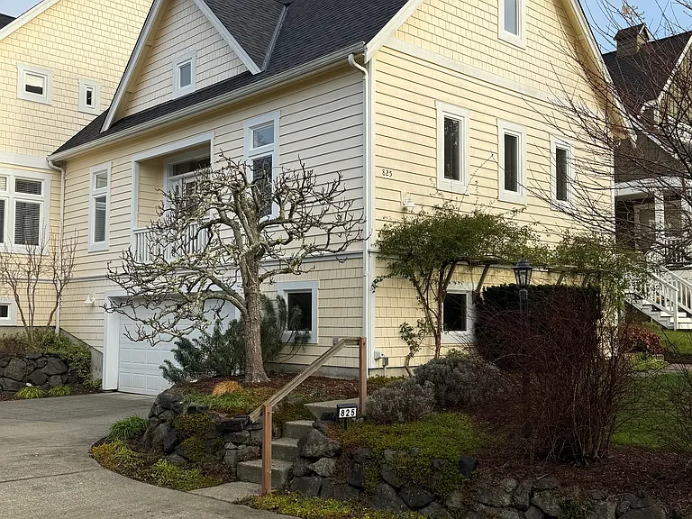 825 Village Cir NW — Photo 1